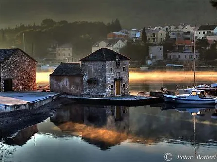 Anchor Apartment *