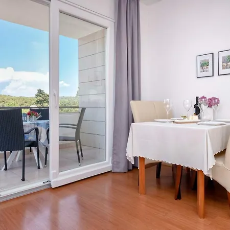 Anchor Apartment *