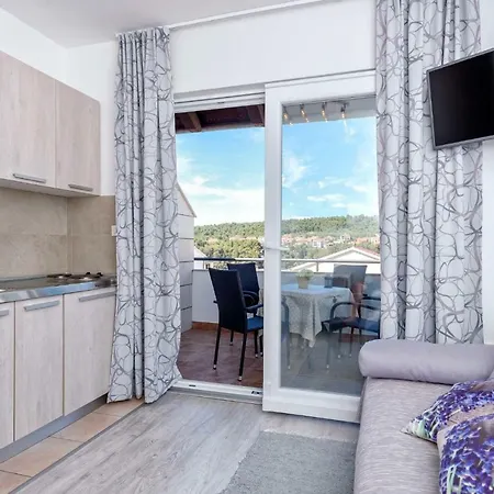 Anchor Apartment *